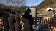 笹子トンネル天井板崩落事故から13年　9人死亡…慰霊式で遺族ら50人が黙祷「家族が変わり果てた姿で…」