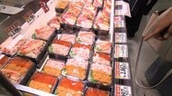 「ありえない…半端ない」イクラ高騰で仕入れ値2倍に 手頃なパック寿司販売の都内鮮魚店「ウニとイクラ今入れられない」