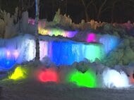 冷え込みで大きいものは7～8mに…『氷点下の森』のライトアップ 山の斜面に水を吹き付けて無数の氷柱つくる