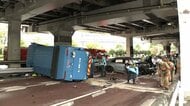 高級外車など3台からむ事故でゴミ収集車横転　運転手が一時閉じ込められる　浜離宮庭園近くで　東京・港区