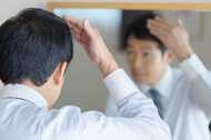 「笑ってごまかす」人が大半…薄毛気にする人の75%が“髪ハラ”を受けている