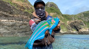 偶然釣れた“色鮮やかすぎる”怪魚が話題…この配色には理由があった