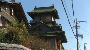 「お城は注文がなく1回作りたかった」で築城…大工が自ら建てた自宅が「ほぼ城」 屋根にはシャチホコまで