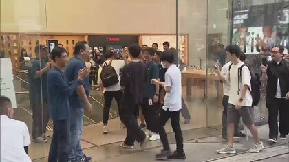 iPhone15発売でファンが続々と店内へ　価格上昇も販売増なるか…開店前には数十人の“小競り合い”も