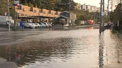 【速報】工事中に「水道管が破裂」道路冠水で通行止めに…周辺で断水は確認されず　横須賀市水道局が古い水道管取り換え