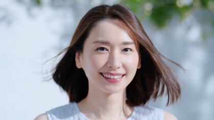 新垣結衣 、かわいく小刻みに揺れて“ドヤ顔”？ 透明感際立つ白のノースリーブで「うるぷるぷるん」