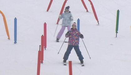 リゾート地のスキー場がオープン　「1年ぶりです」　ファミリー向けでゲレンデの脇では動物との触れ合いも　