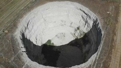 【危険】突然深さ50ｍの巨大な穴…原因は気候変動　3000個以上出現のトルコ穀物地帯で「紅花」に注目