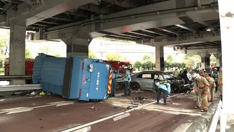 高級外車など3台からむ事故でゴミ収集車横転　運転手が一時閉じ込められる　浜離宮庭園近くで　東京・港区