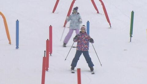 リゾート地のスキー場がオープン　「1年ぶりです」　ファミリー向けでゲレンデの脇では動物との触れ合いも　