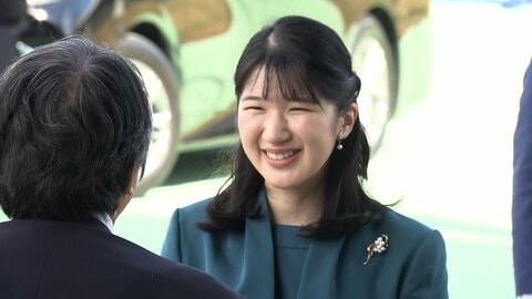 愛子さま青森滞在2日目　むつ市を訪問　「国スポ」フェンシングを観戦　会場前に集まった人たちに笑顔で手を振られる