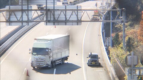「故障車の近くから出てきた人をひいてしまった」東関東道で大型トラックと軽乗用車の事故…62歳女性が死亡