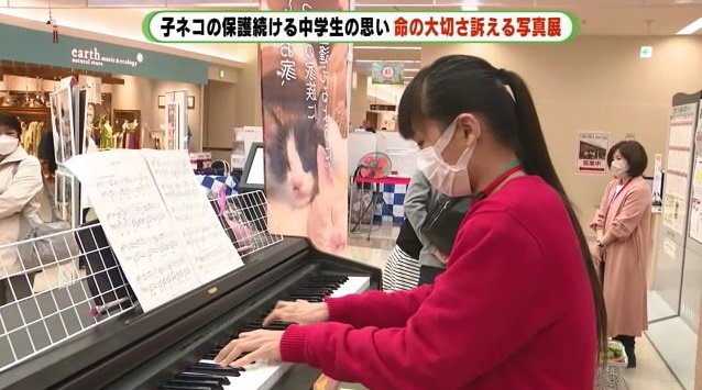 写真展でピアノを演奏する朔さん