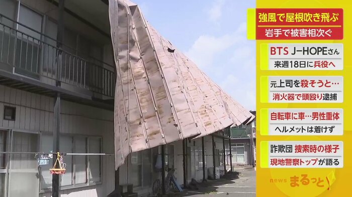 ガコン、と風で音を立てる、めくれた屋根(岩手・盛岡市 13日)