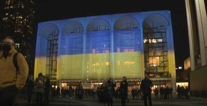ウクライナ国旗の色にライトアップされたメトロポリタン歌劇場