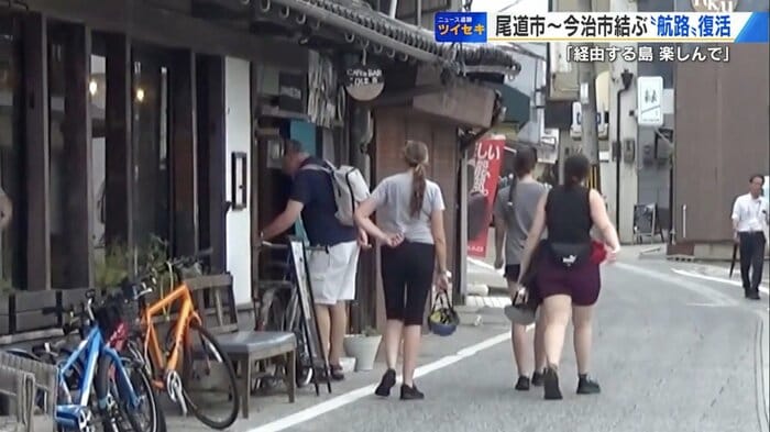 自転車で生口島を観光する外国人