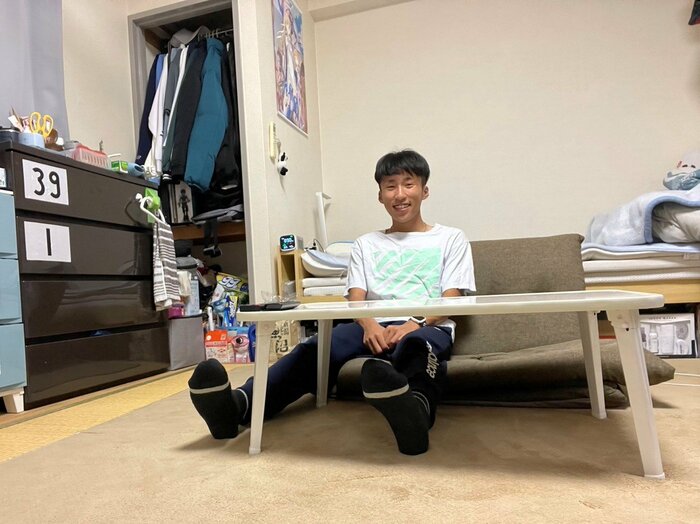 寮の自室でくつろぐ 城西大4年 山本唯翔選手