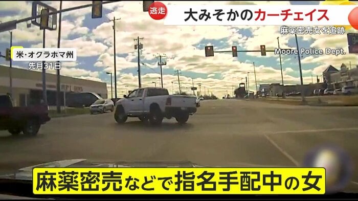 パトカーを振り払うように逃げ回る白い車