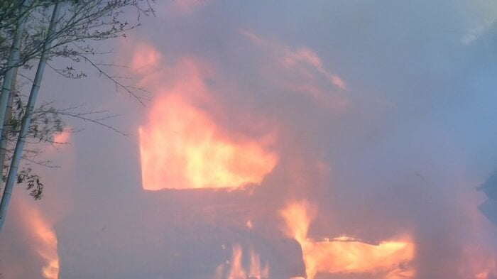 火事現場(午後5時半ごろ撮影)