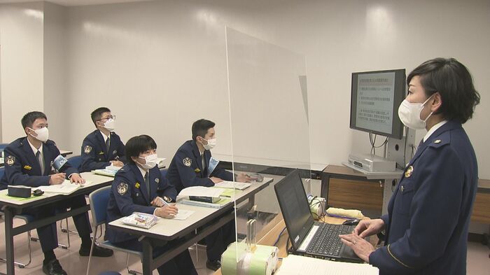「警察改革」の授業 右・伊藤しのぶ校長補佐