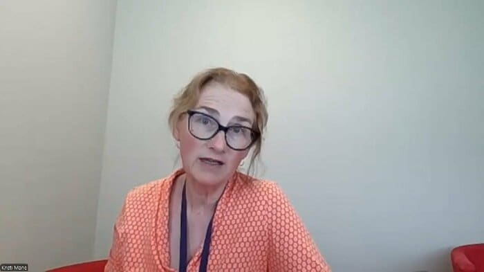 裁判を取材したノルウェー国営放送のスクレーデ記者