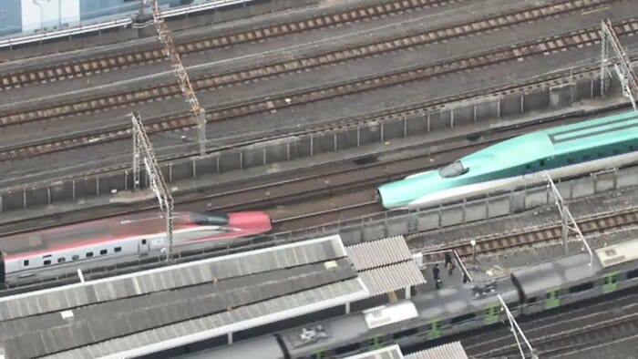 連結が外れた「はやぶさ」と「こまち」
