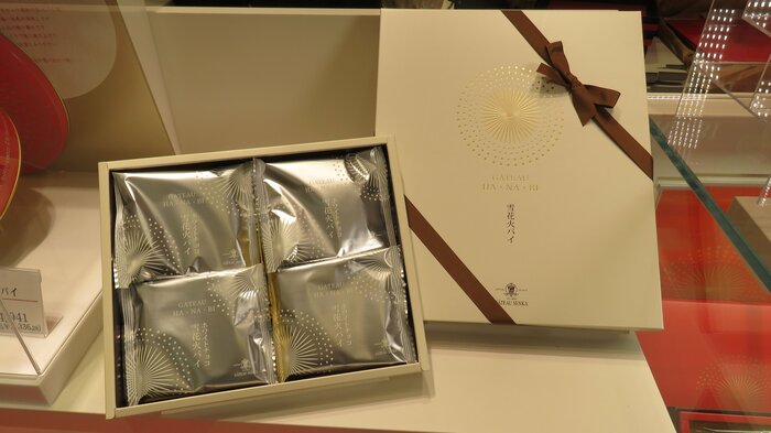 雪 花火パイ(1枚216円)