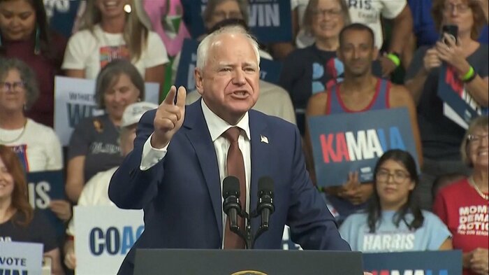 ハリス氏の副大統領候補に選出されたミネソタ州知事のティム・ウォルズ氏(アリゾナ州・8月9日)
