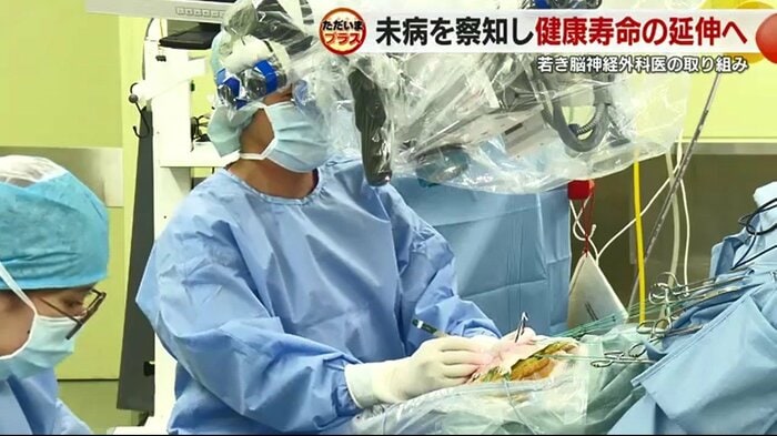 手術する森谷医師
