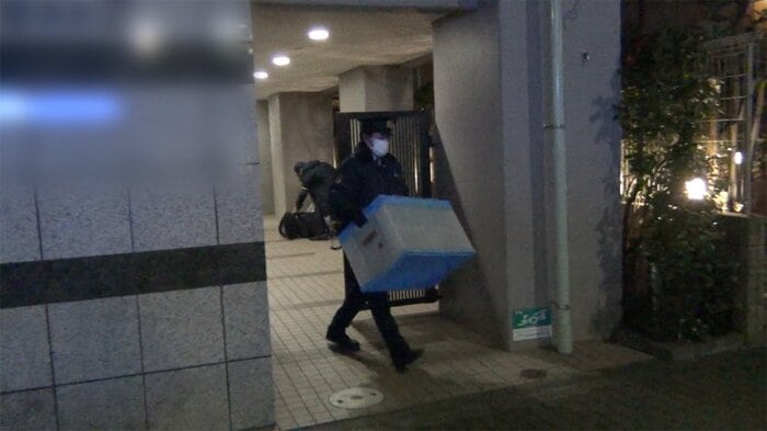 石川容疑者宅の家宅捜索(3日夜 東京・府中市)