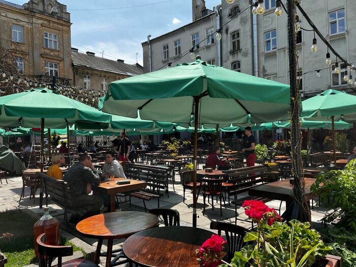 リビウの旧市街地ではレストランで市民が食事をする姿があった