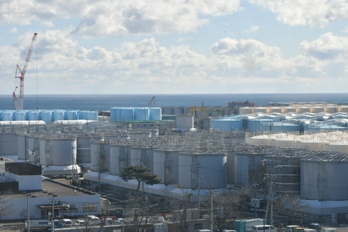 福島第一原発敷地内には処理水の貯蔵タンクが並ぶ