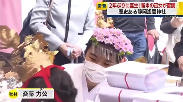 子供に微笑みかける前田さん