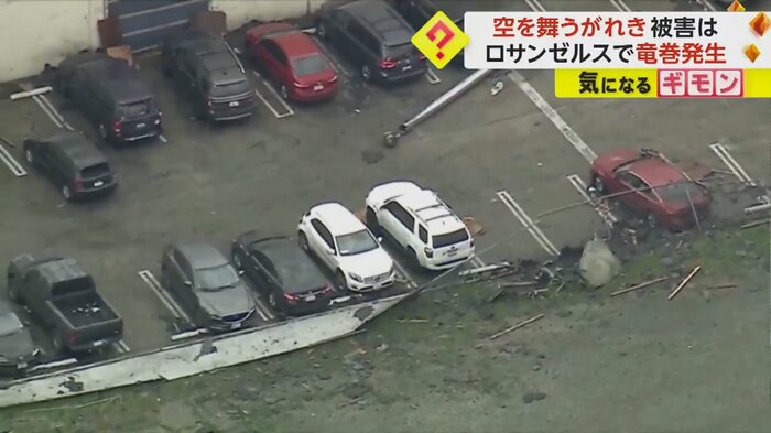 建物のそばには何台もの車が並ぶ(画像:Raymond Rodriguez)