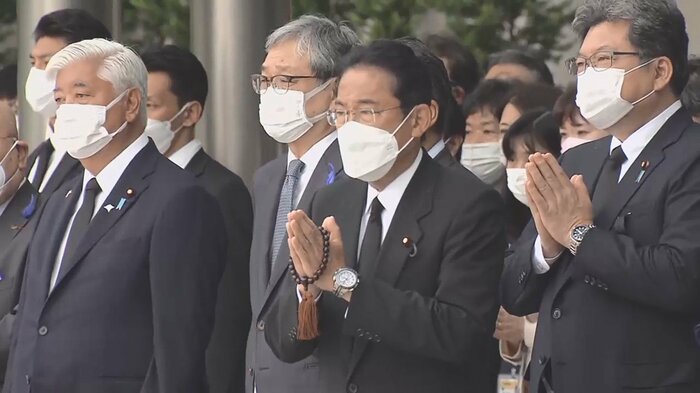 首相官邸では、岸田首相らが、故人を乗せた車に手を合わせていた。