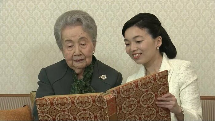 孫の彬子さまとともに