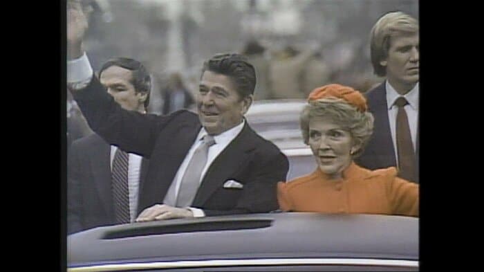 サンルーフから乗り出して手を振るレーガン大統領夫妻(1981年1月20日)