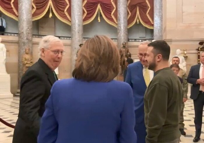 議会の視察中には共和党の重鎮ミッチ・マコネル議員も合流した
