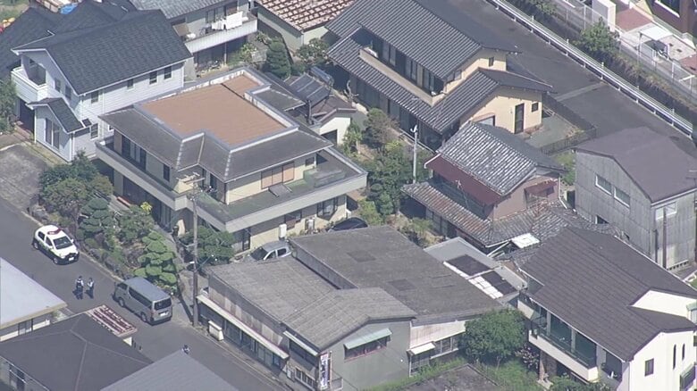 夫婦の孫の20代男の犯行か…足取りつかめず　夫婦とその娘が死亡…3人を刃物で切り付け殺害し逃走　静岡・菊川市｜FNNプライムオンライン