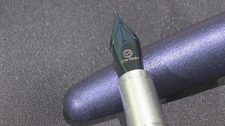 技術の粋を集めた「万年筆」　アルミを天然染料で彩色、輝く装飾…全国のファンも注目【大分発】｜FNNプライムオンライン