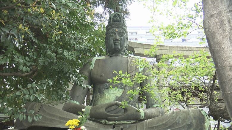 人気商店街エリアの一角に“戦争の記憶”…鎮座するつぎはぎだらけの仏像が伝えること 1日800人以上の死者を出した空襲｜FNNプライムオンライン