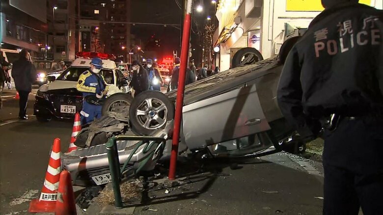 環七通りでパトカーの追跡受けていた車が追突・横転事故　乗っていた2人現場から立ち去る　東京・杉並区｜FNNプライムオンライン