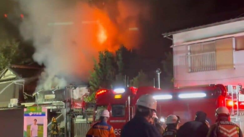 未明にコロッケ店兼住宅を焼く火事　太宰府天満宮近くの土産店など並ぶ一角「1階のシャッターから火」と通報　福岡｜FNNプライムオンライン