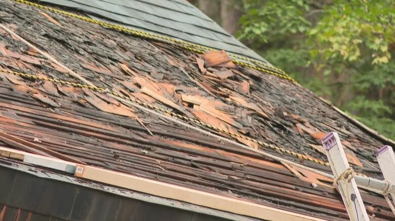 「腹立たしい…」長野県内の神社で「銅板の盗難」相次ぐ　防犯カメラを設置しようとした矢先…銅板はがされ、むき出しの屋根　大鹿村の信濃宮神社「ショック、非常に高い修理代になる」｜FNNプライムオンライン