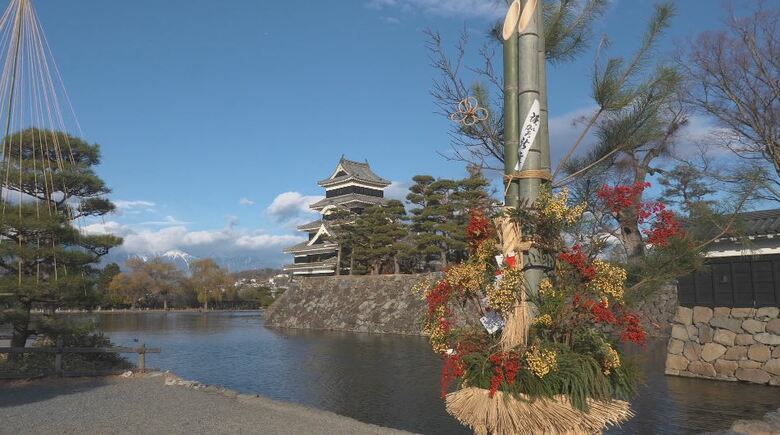 10年に1度の暖かさ　10月下旬～11月並みの穏やかな週末　青空の松本城ではゆっくり観光も「気持ちいい。正月また来たい」｜FNNプライムオンライン