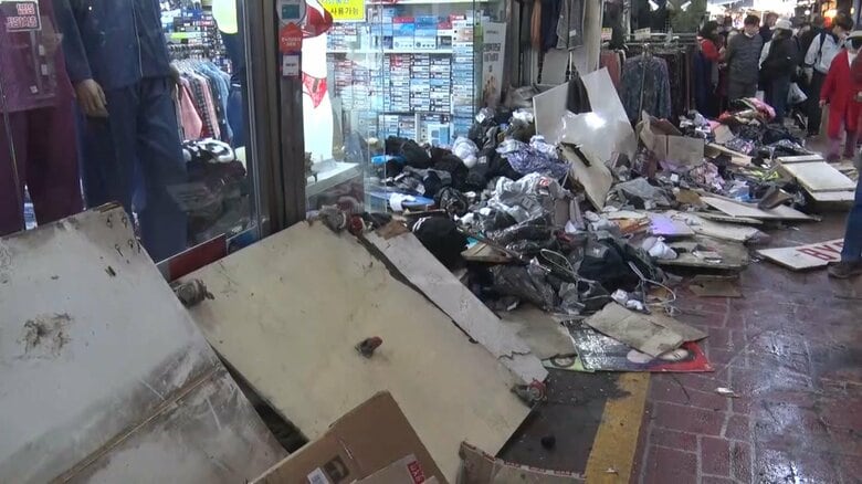 市場に車突っ込み2人死亡18人ケガ「人の悲鳴が…」150メートル走行し歩行者次々はね店もメチャクチャに 韓国|FNNプライムオンライン