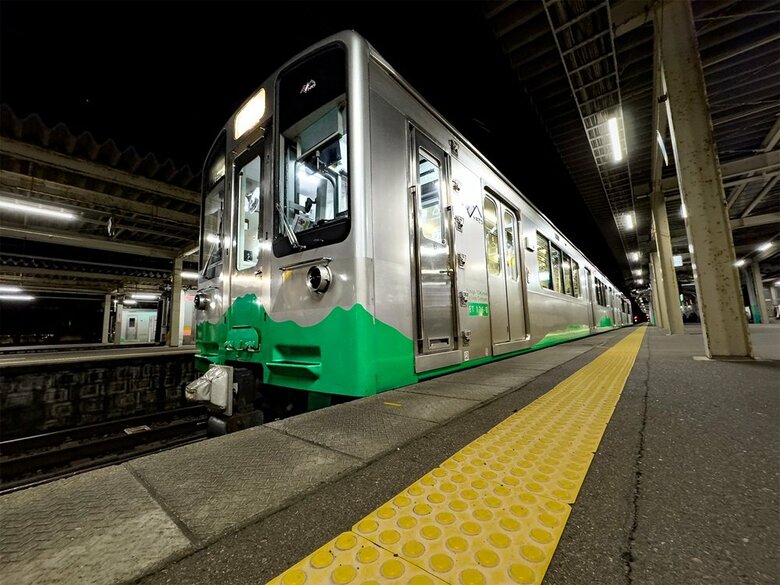 普通列車が1日限りで「夜行列車」に？参加者はロングシートを独り占め…乗客の感想を企画した新潟の鉄道会社に聞いた｜FNNプライムオンライン