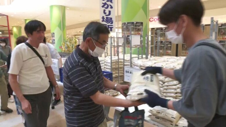 朝5時から並ぶ人も　ファボーレ、アル・プラザ富山の備蓄米に長蛇の列　500袋分の整理券が約40分で配布終了｜FNNプライムオンライン