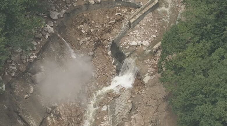 土石流で橋が流され道路も路肩が崩壊　北アルプスの登山道に通じる県道　登山者ら約390人が孤立状態に　県は仮橋の設置急ぐ　麓に温泉を送るパイプも破損｜FNNプライムオンライン