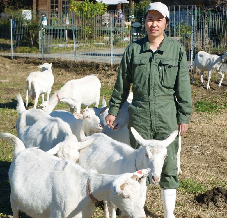 現在30頭のヤギを飼育している今井崇さん（『ヤギと暮らす』より）